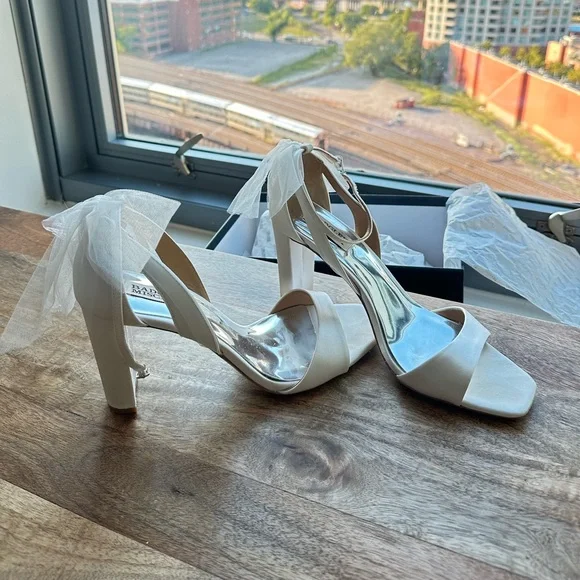 Badgley Mischka White heels - Picture 2 of 6